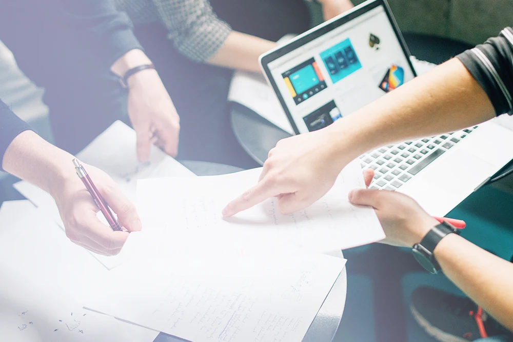 オリジナルデザインについて打ち合わせするスタッフ